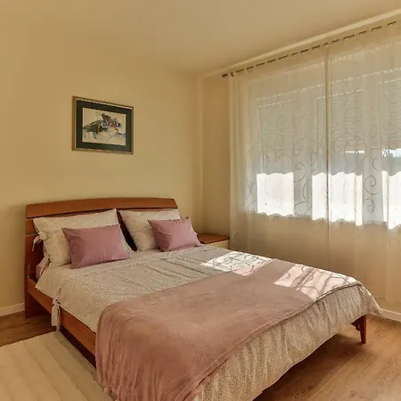 Apartment Almond